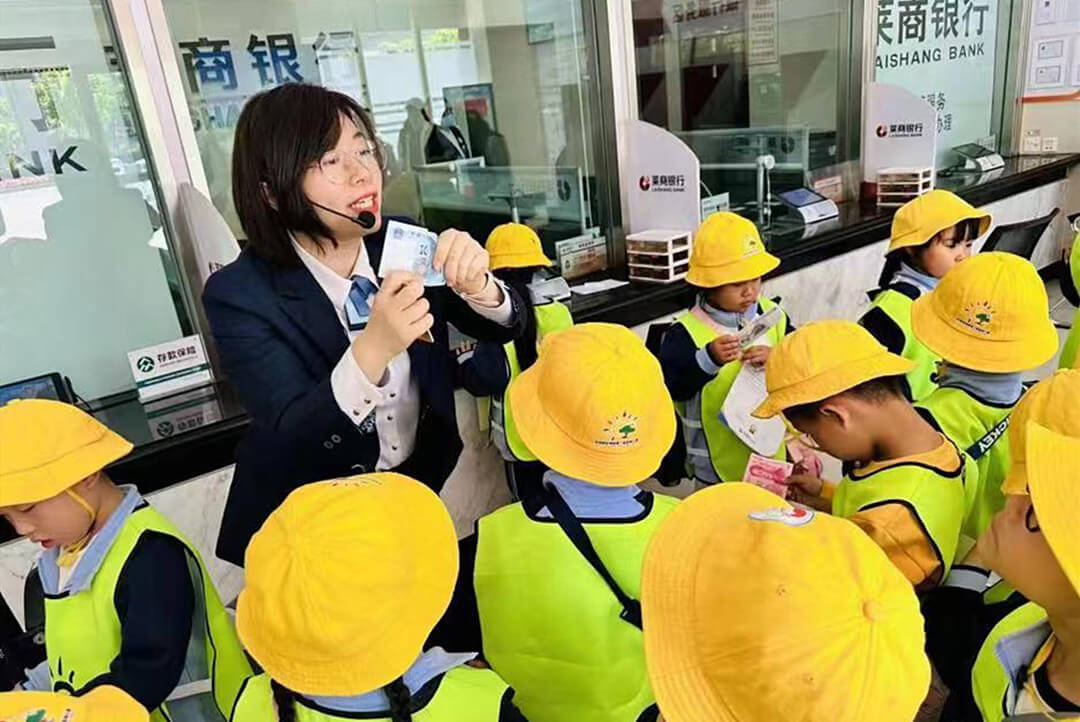 莱商银行举办沉浸式“小小金融家”财商启蒙活动